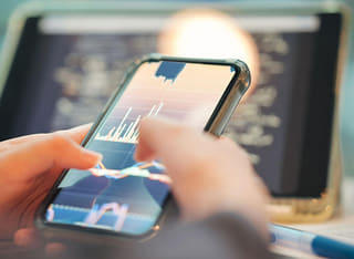Inversionista comprobando un procedimiento claro para retirar y transferir su dinero