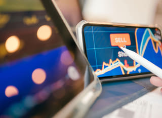 Analista de varios mercados evaluando alternativas de forex, Ethereum y Bitcoin